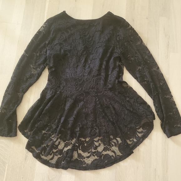Black Lace High-Low Peplum Style Long Sleeve Top - Picture 2 of 8